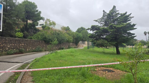 El lujo cede ante el diluvio: colapsa un «marge» moderno y corta el acceso a varias villas en Sant Nicolau 4 Imagen: Las autoridades ya han acordonado el perímetro para cortar el tráfico hacia la zona afectada