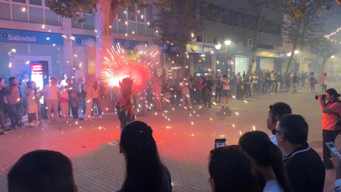 Las primeras chispas y el sonido de la pirotecnia empezaron a transformar el ambiente a medida que caía la tarde