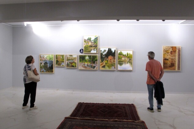 El pintor Juan Larrosa saca a la luz en Dénia más de cinco años de trabajo ininterrumpido 1 Imagen: Los sesenta óleos que componen %22Reflejos y luces%22 ya visten las paredes de la Casa de la Cultura