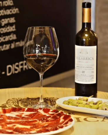 Maridaje perfecto de jamón ibérico artesanal con vino tinto reserva