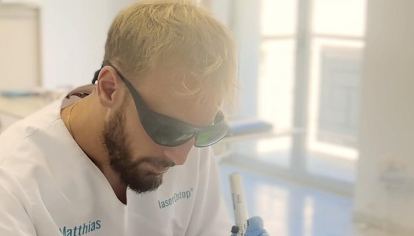 Matthias Dedieu aplicando fotobiomodulación en la oreja para dejar de fumar en Dénia