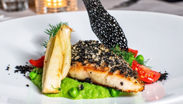 Cinco platos y vistas al mar: la cita gastronómica de Dénia que no te puedes perder 2 merluza en costra de tinta de calamar 1