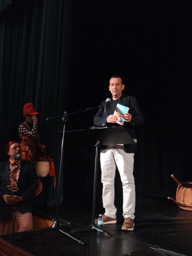 'El món té massa soroll', de Pablo Gil Trilles, gana el IX Premio de Narrativa Infantil-Juvenil Ciudad de Dénia 3 Imagen: Pablo Gil Trilles habla en la entrega del premio de narrativa infantil-juvenil de Dénia.