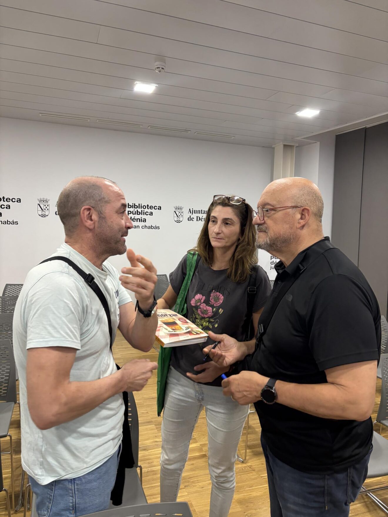 Paco Alonso conversando tras su charla en Dénia sobre los mercados