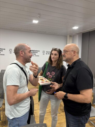 Paco Alonso conversando tras su charla en Dénia sobre los mercados