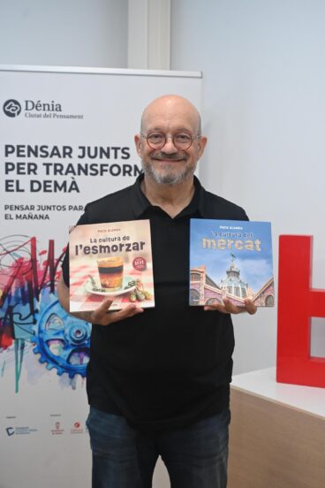 Paco Alonso, autor y periodista, con sus libros