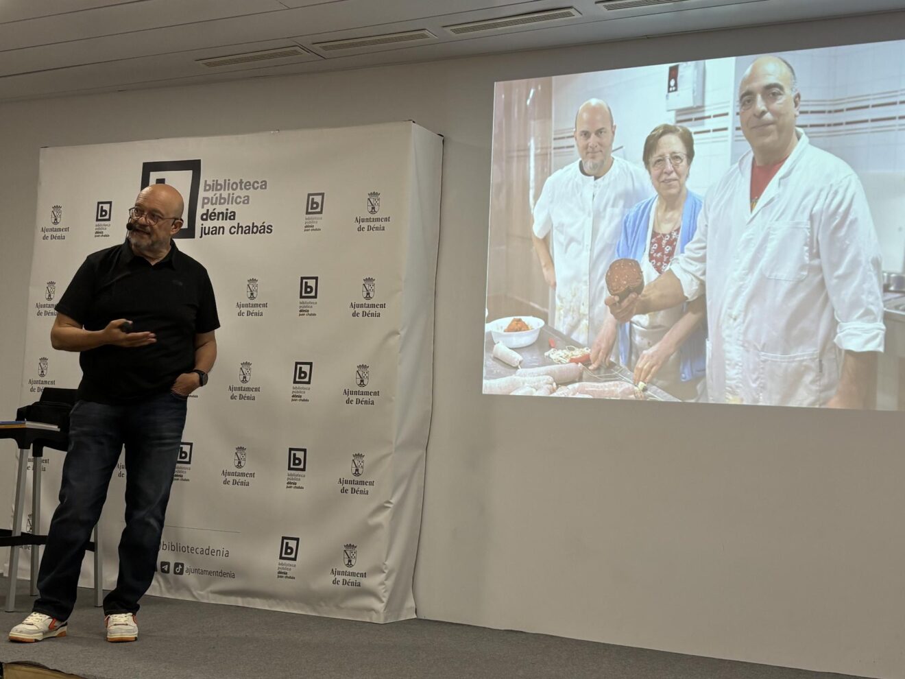 Paco Alonso durante su charla en la Biblioteca Juan Chabás de Dénia