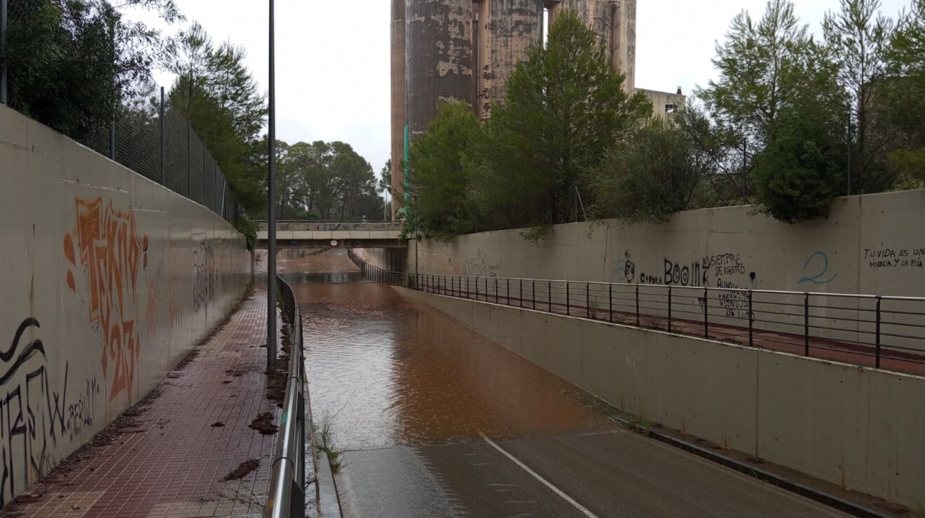 Paso subterráneo anegado bajo el puente junto a la antigua cementera, impidiendo el paso de vehículos