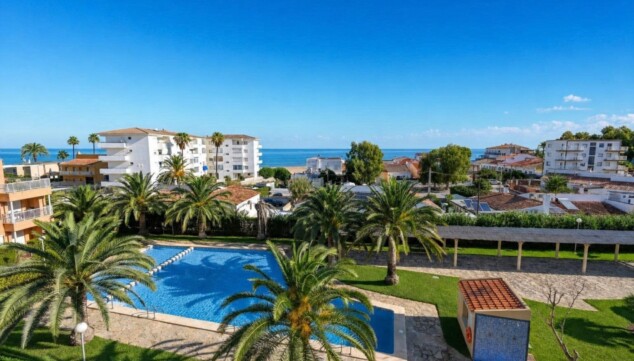 128 euros al día por alojarse a menos de 50 metros del mar en Dénia 10 piscina a pocos metros del mar