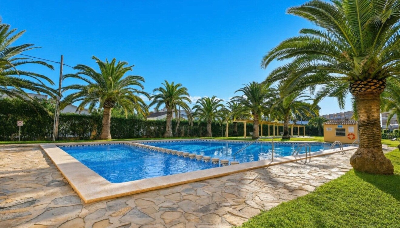 Piscina y zonas verdes