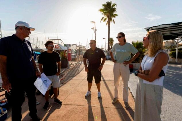 Imagen: Grupo de personas del Real Club Náutico de Dénia y The Marine Lab reunidos en el puerto deportivo.