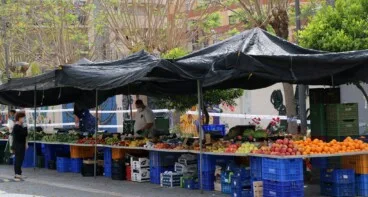 puesto en el mercado en la calle la via e1790931731144