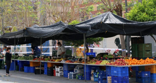 Carlos Barona (PP) alerta del «caos» de tráfico en Dénia y propone cambios para los viernes de mercadillo 1 Imagen: Puesto del mercadillo en el Carrer la Via