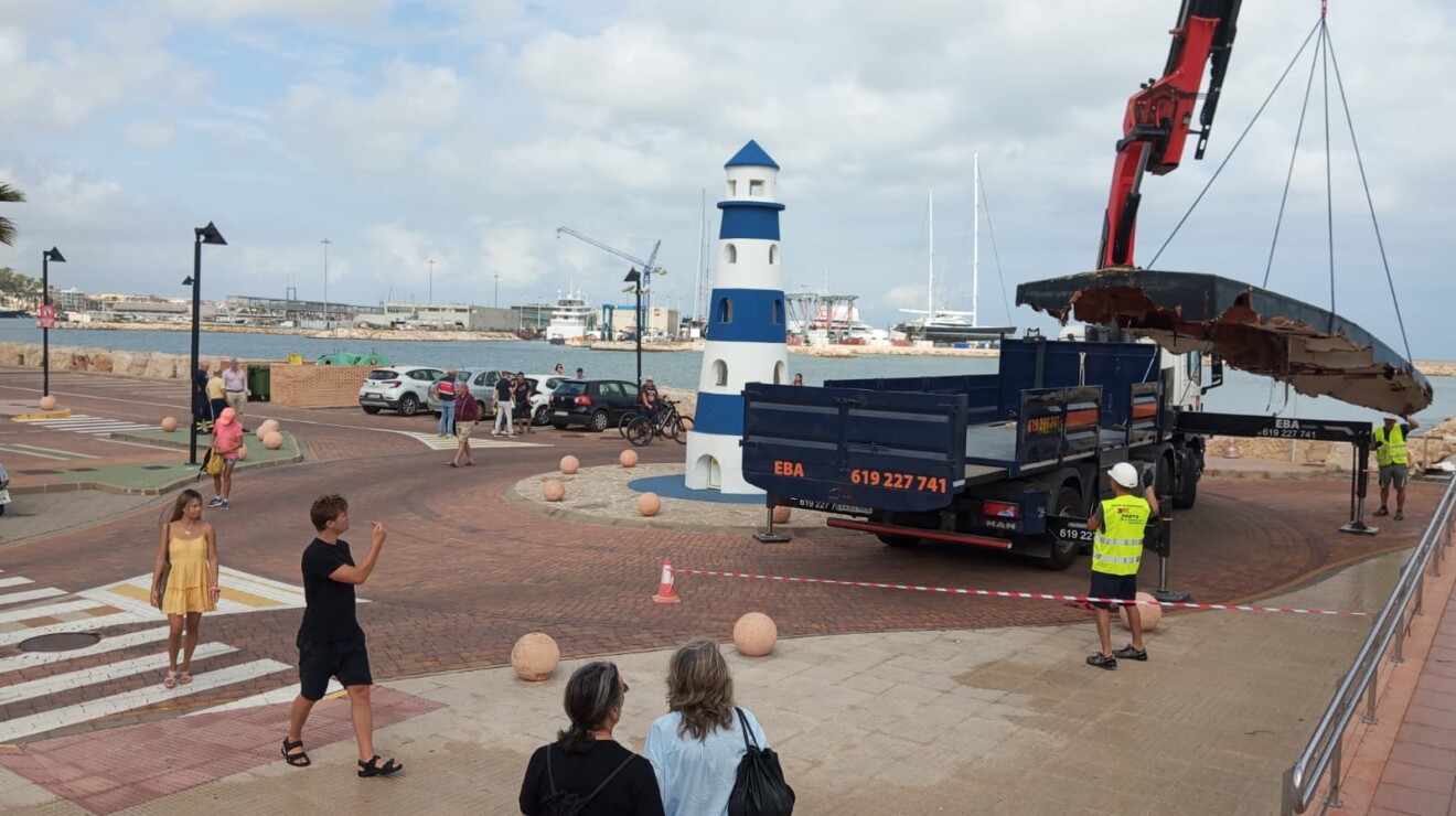 Retirada del velero eléctrico volcado en el puerto de Dénia