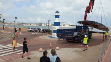 Así han sacado del agua el velero eléctrico de una pareja finlandesa que volcó en el puerto de Dénia y movilizó un amplio dispositivo de emergencia 5 retirada del velero electrico volcado en el puerto de denia 1
