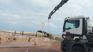 Retirada del velero eléctrico volcado en el puerto de Dénia (10)