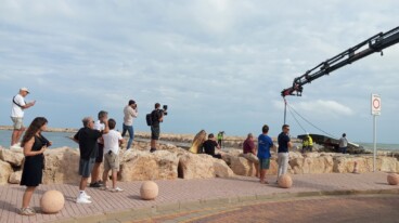 Retirada del velero eléctrico volcado en el puerto de Dénia (12)
