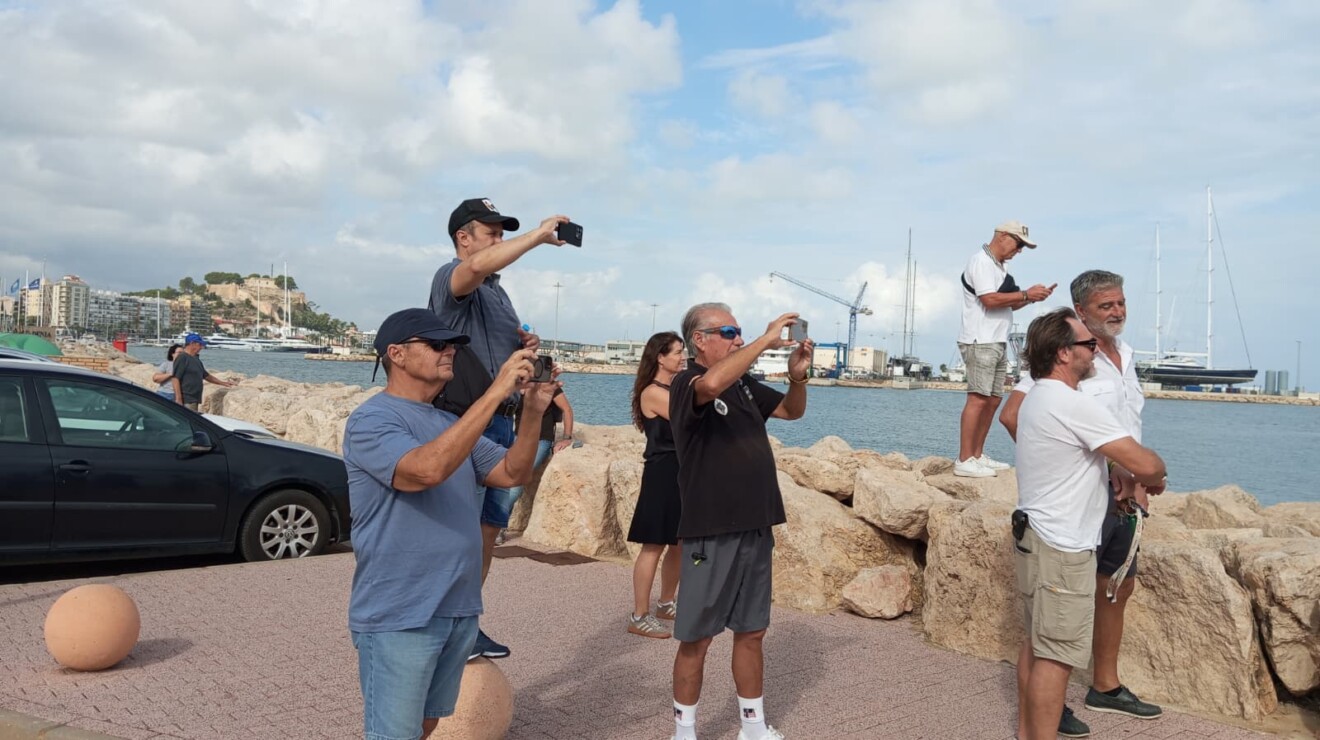 Retirada del velero eléctrico volcado en el puerto de Dénia (13)