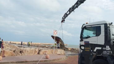Retirada del velero eléctrico volcado en el puerto de Dénia (14)