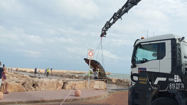 retirada del velero electrico volcado en el puerto de denia 14