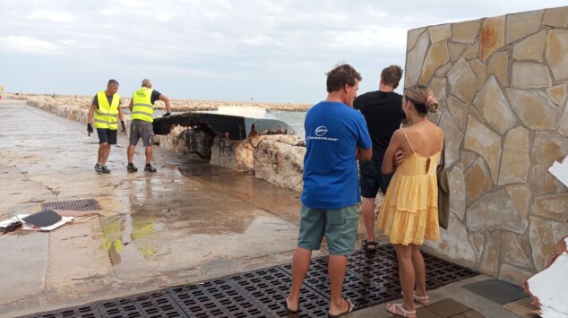 retirada del velero electrico volcado en el puerto de denia 15