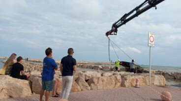 Retirada del velero eléctrico volcado en el puerto de Dénia (16)