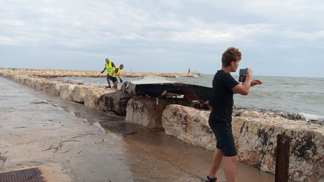 Retirada del velero eléctrico volcado en el puerto de Dénia (19)