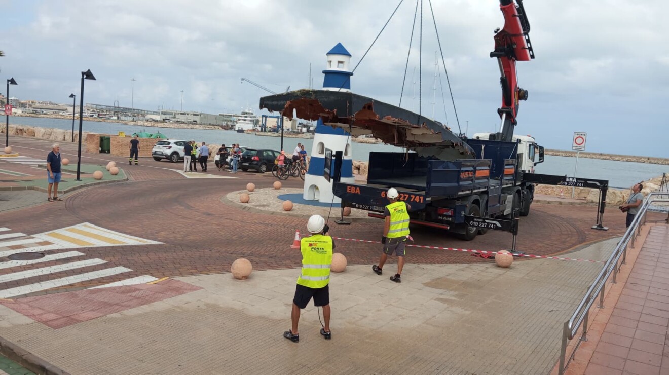 Retirada del velero eléctrico volcado en el puerto de Dénia (2)