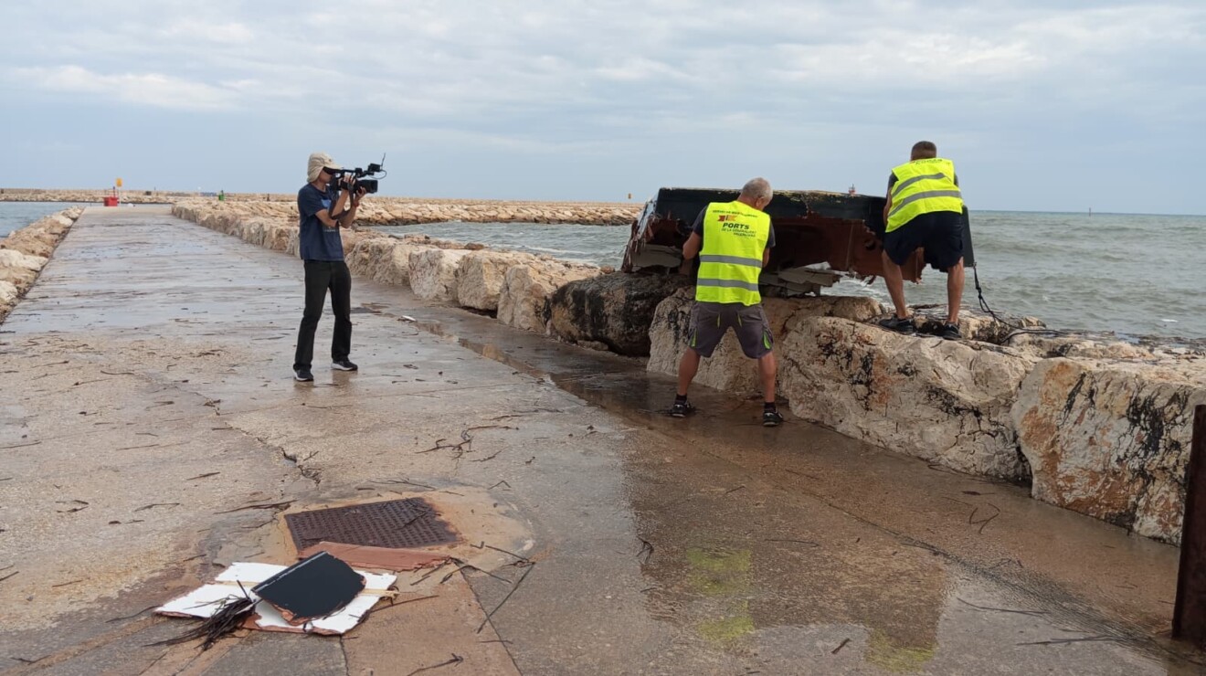 Retirada del velero eléctrico volcado en el puerto de Dénia (20)
