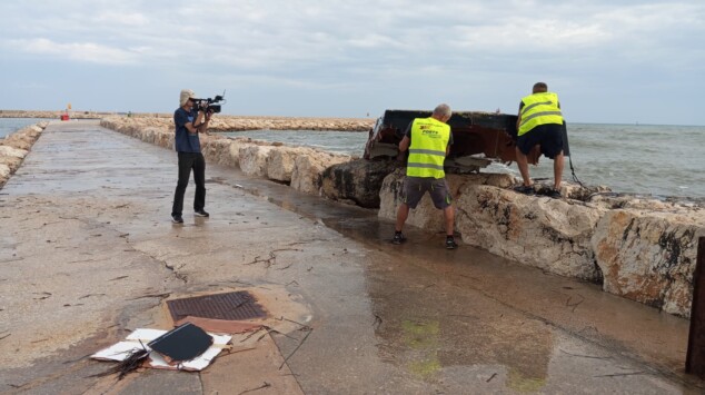 retirada del velero electrico volcado en el puerto de denia 20