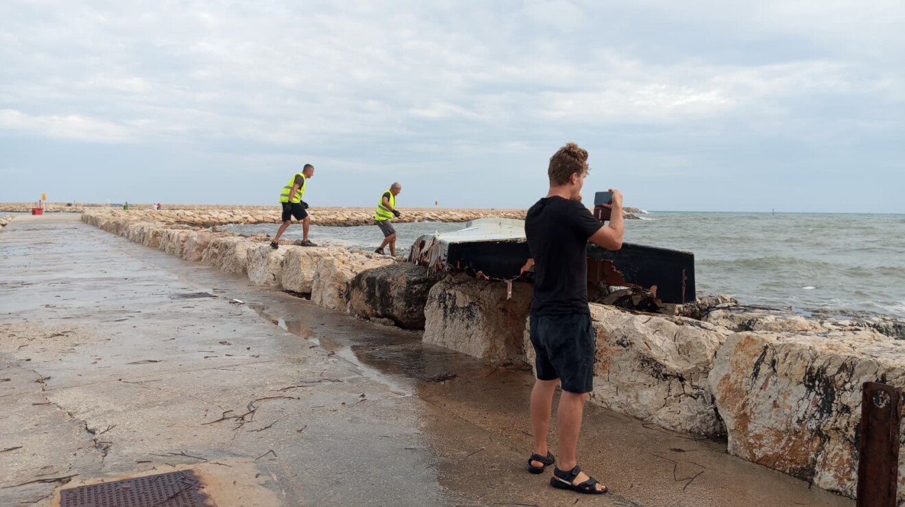 Retirada del velero eléctrico volcado en el puerto de Dénia (21)