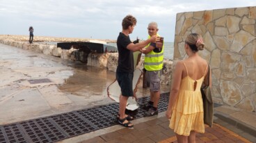 Retirada del velero eléctrico volcado en el puerto de Dénia (22)