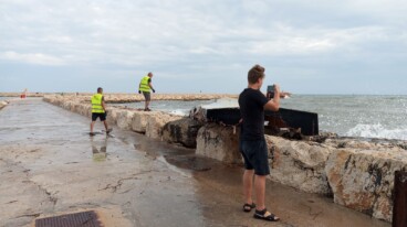 Retirada del velero eléctrico volcado en el puerto de Dénia (26)