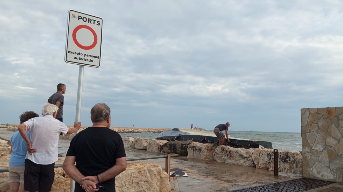 Retirada del velero eléctrico volcado en el puerto de Dénia (27)
