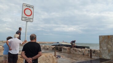 Retirada del velero eléctrico volcado en el puerto de Dénia (27)