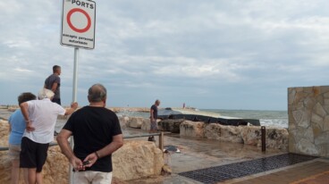 Retirada del velero eléctrico volcado en el puerto de Dénia (28)