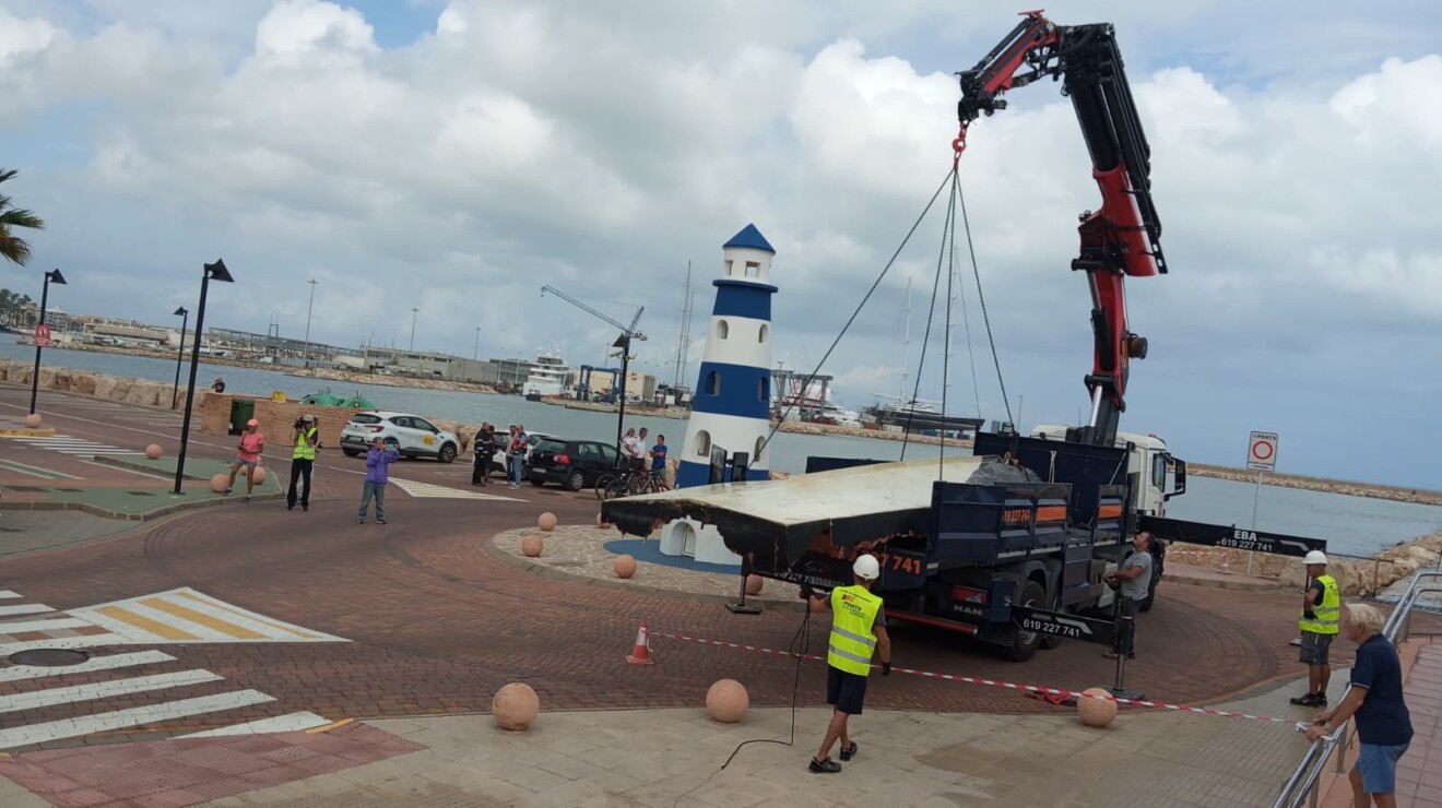 Retirada del velero eléctrico volcado en el puerto de Dénia (3)