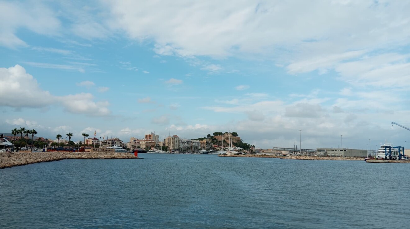 Retirada del velero eléctrico volcado en el puerto de Dénia (30)