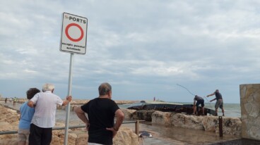Retirada del velero eléctrico volcado en el puerto de Dénia (31)