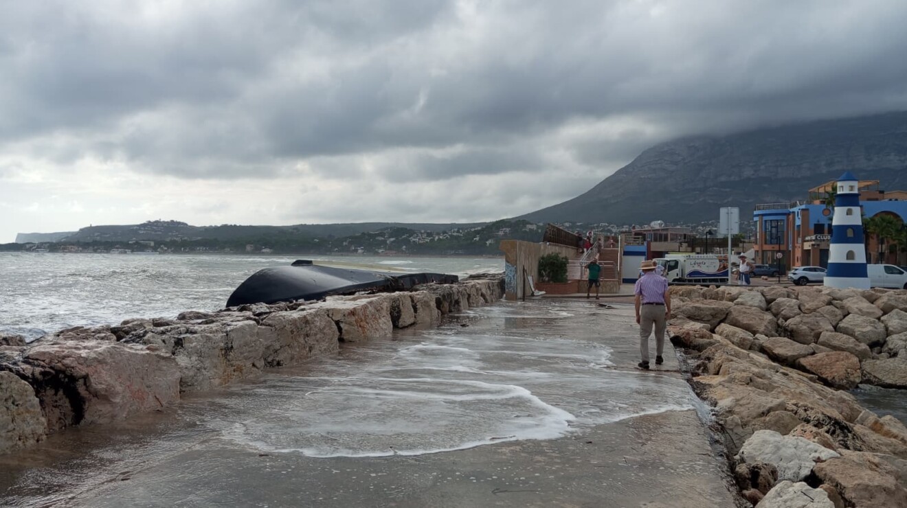 Retirada del velero eléctrico volcado en el puerto de Dénia (34)