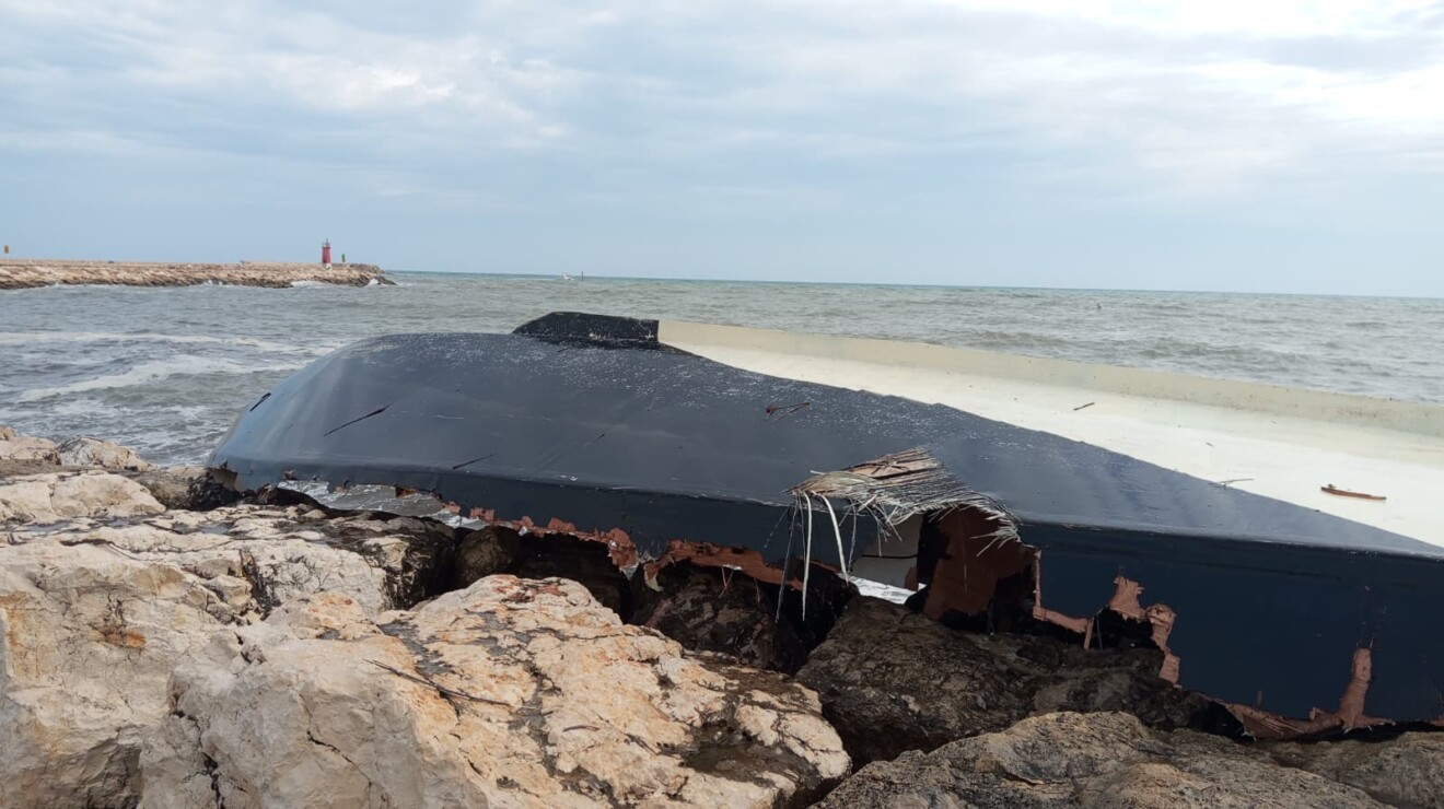 Retirada del velero eléctrico volcado en el puerto de Dénia (36)