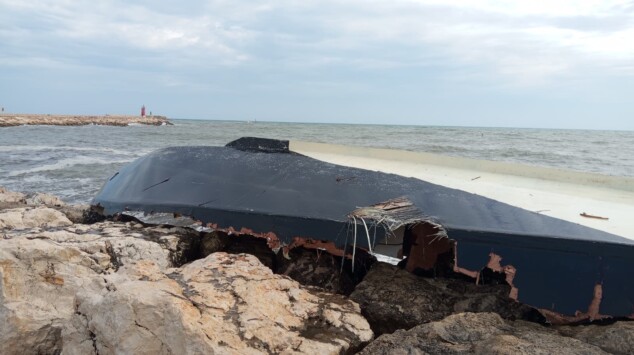 retirada del velero electrico volcado en el puerto de denia 36