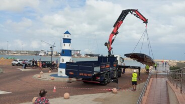 Retirada del velero eléctrico volcado en el puerto de Dénia (4)