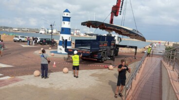 Retirada del velero eléctrico volcado en el puerto de Dénia (5)