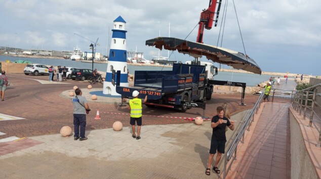 retirada del velero electrico volcado en el puerto de denia 5