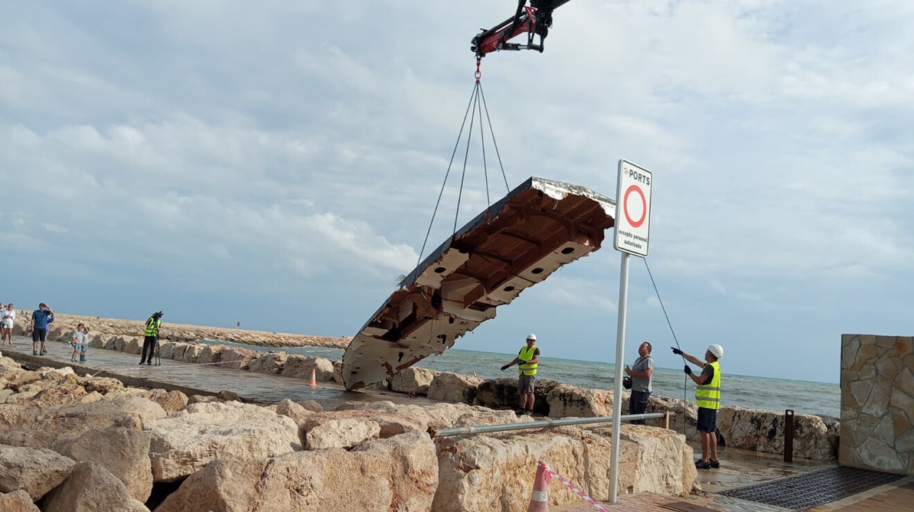 Retirada del velero eléctrico volcado en el puerto de Dénia (6)