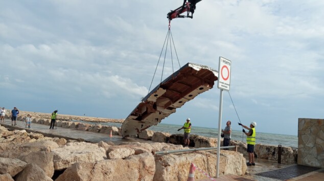 retirada del velero electrico volcado en el puerto de denia 6
