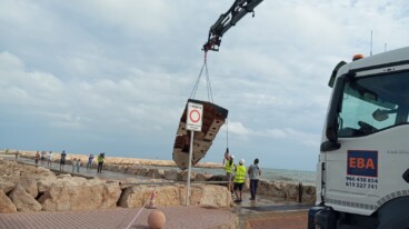 Retirada del velero eléctrico volcado en el puerto de Dénia (8)