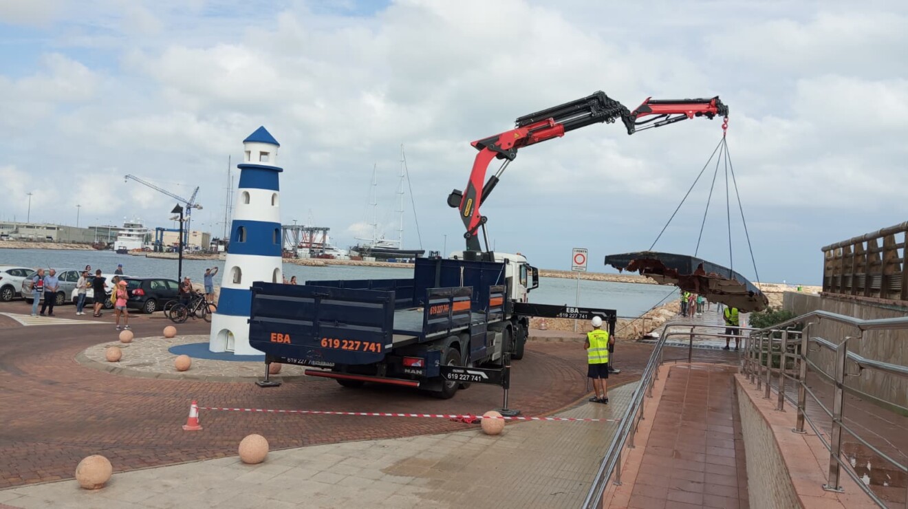 Retirada del velero eléctrico volcado en el puerto de Dénia (9)