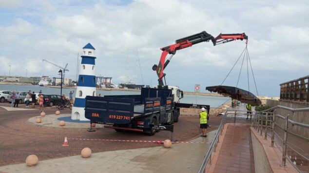 retirada del velero electrico volcado en el puerto de denia 9